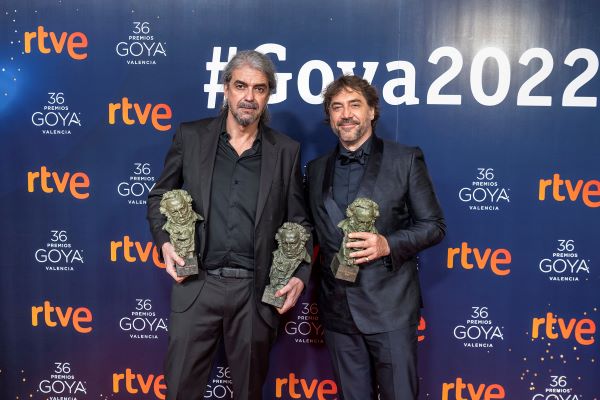 Director Fernando León de Arenoa, left, and actor Javier Bardem at the 2022 Goya Awards in Valencia (Courtesy of RTVE)
